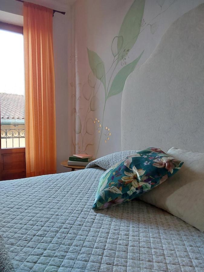 Casa Vacanze Malvarosa Casale Corte Cerro Ngoại thất bức ảnh